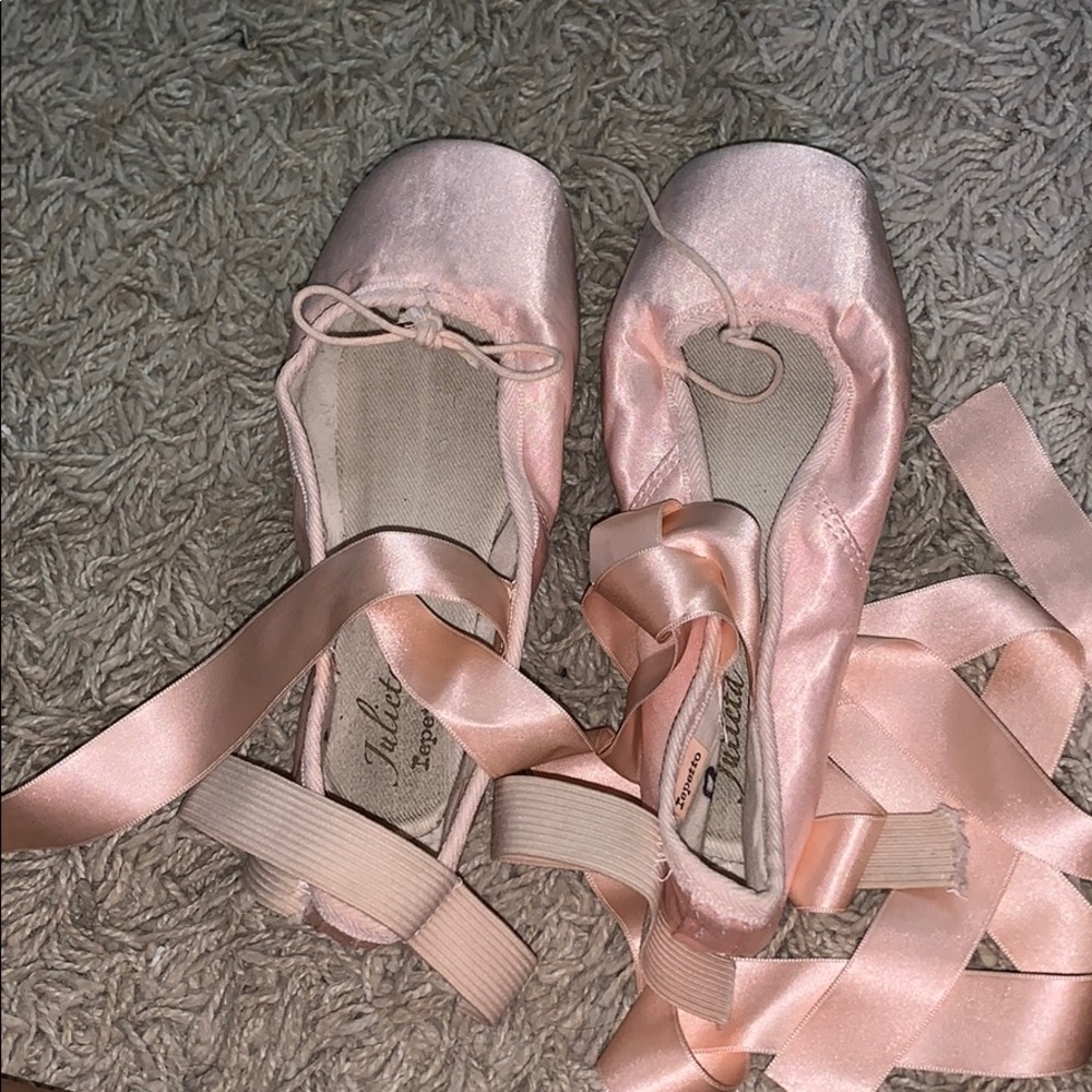 pointe shoes